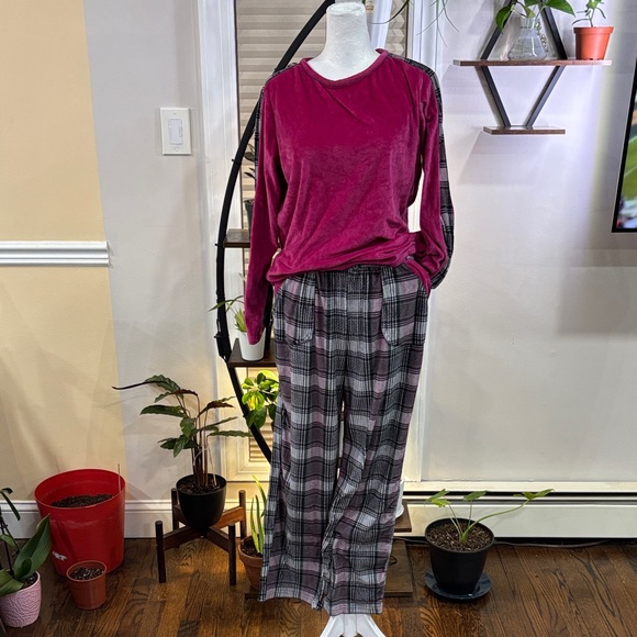 Cuddl Duds Other - Cuddl Duds Velvet Long Sleeve Top and Plaid Pants Set size M